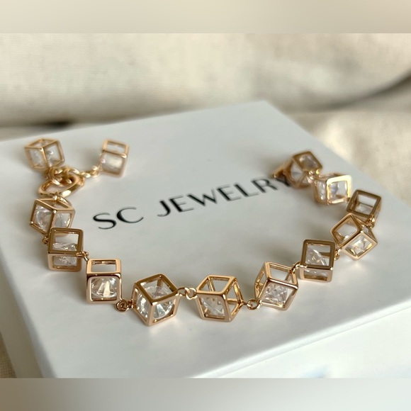 Cube Bracelet 18k Gold Plated w/ Moving Zirconia | Luxury Jewelry - Picture 7 of 12
